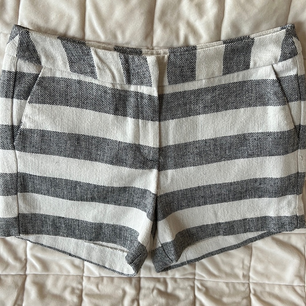 British Khaki shorts. Size 6. Navy and Bone wide stripe.
